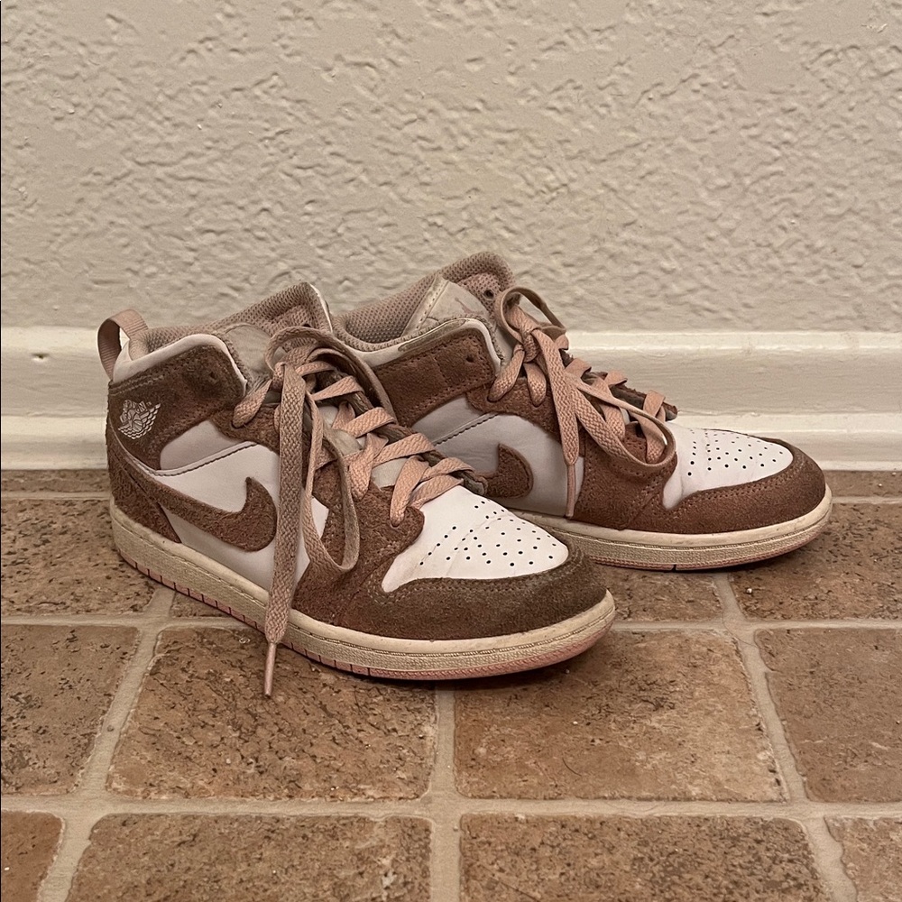 Jordan 1 Mid SE Legend Pink GS Youth 2Y Pink White Sneakers - Picture 2 of 10